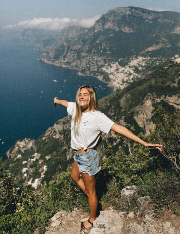 Девушка на горе