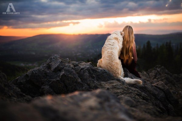 Девушка на горе