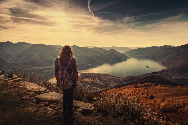 Девушка на горе