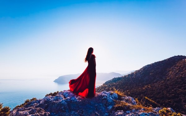 Девушка на горе