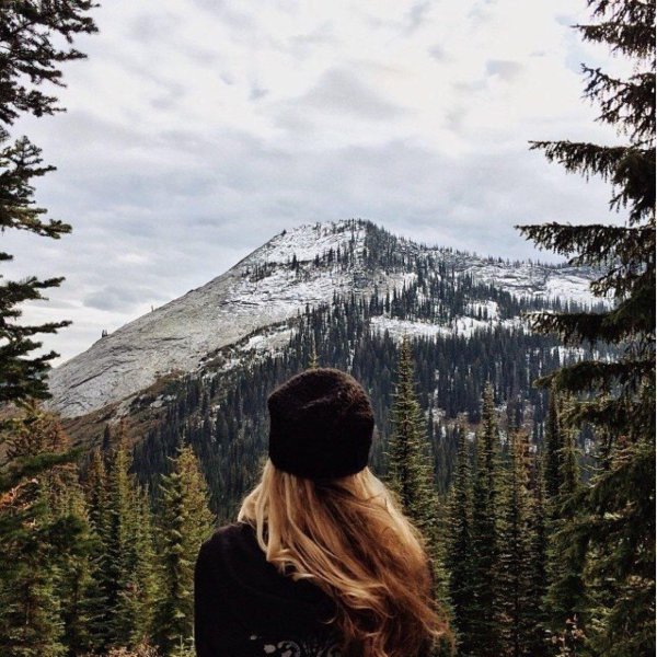 Девушка на горе