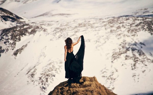 Девушка на горе