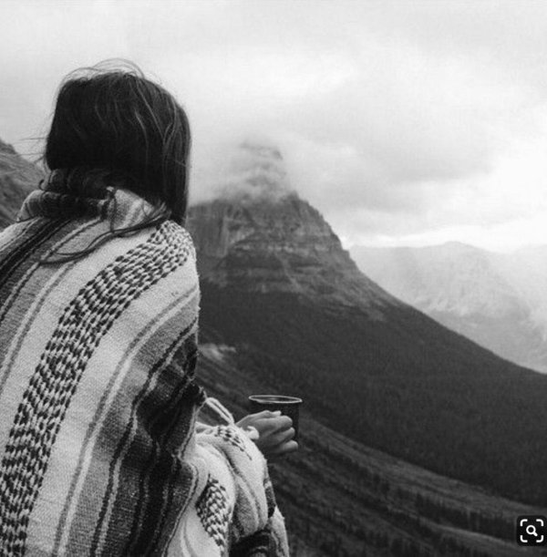 Девушка на горе