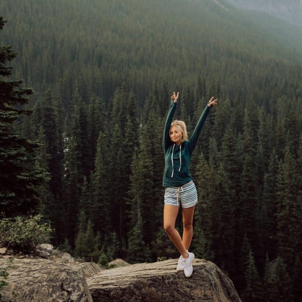 Девушка на горе