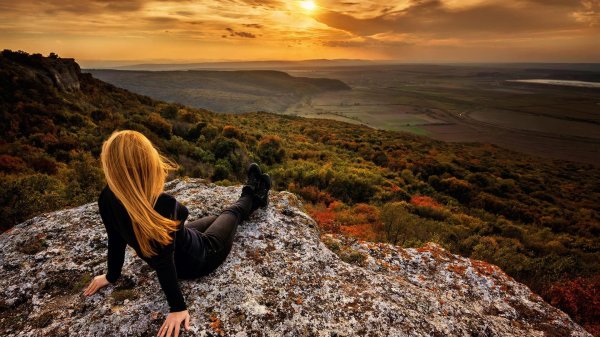 Девушка на горе