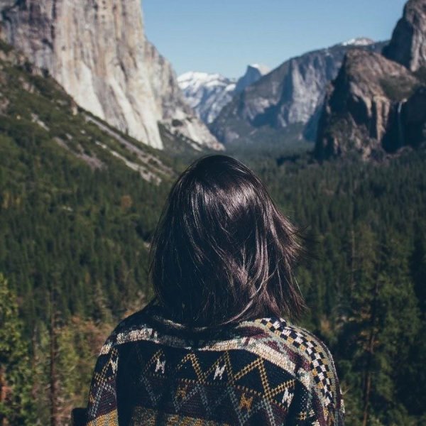 Девушка на горе