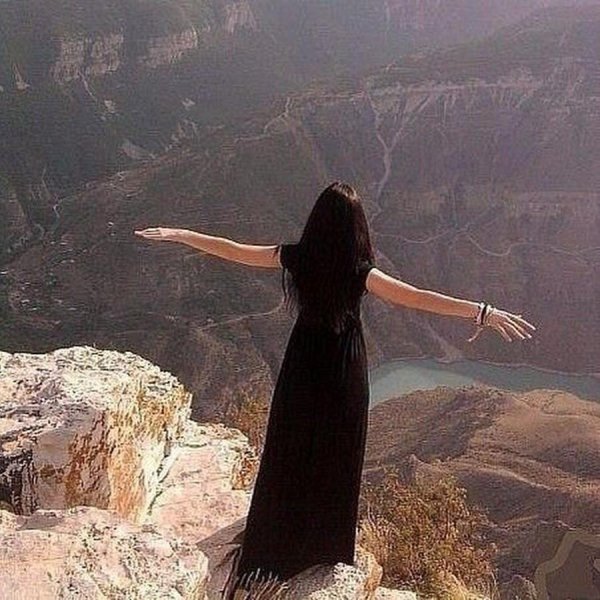 Девушка на горе