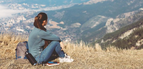 Девушка на горе