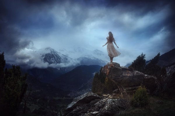 Девушка на горе