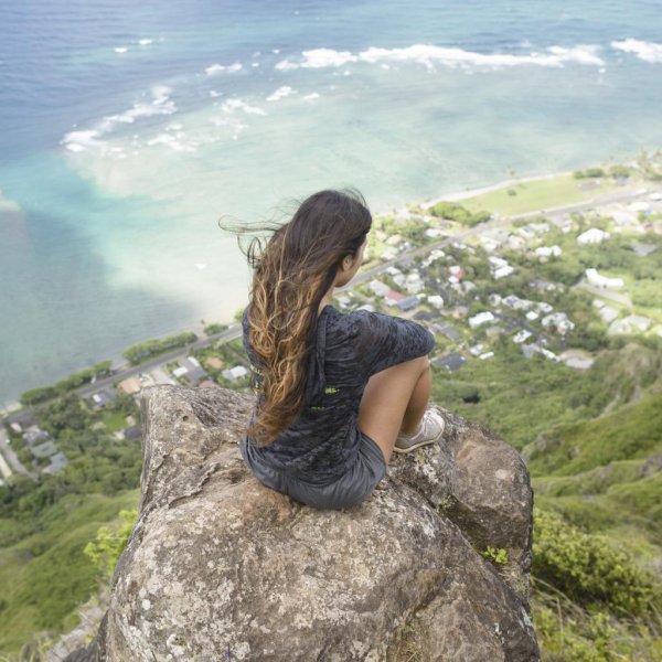 Девушка на горе