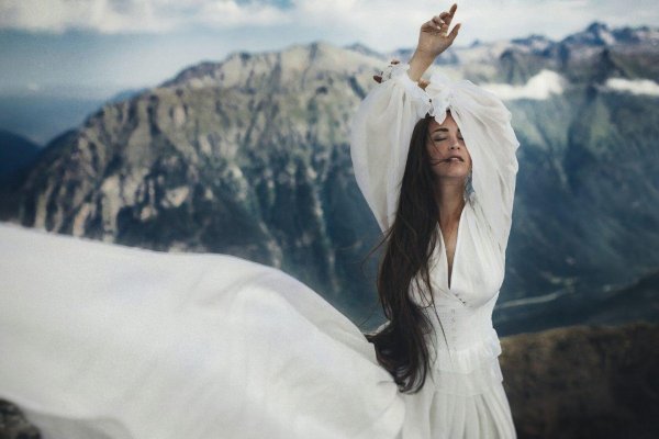 Девушка на горе