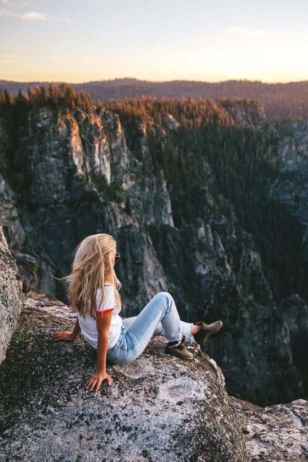 Девушка на горе