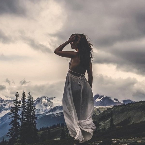 Девушка на горе