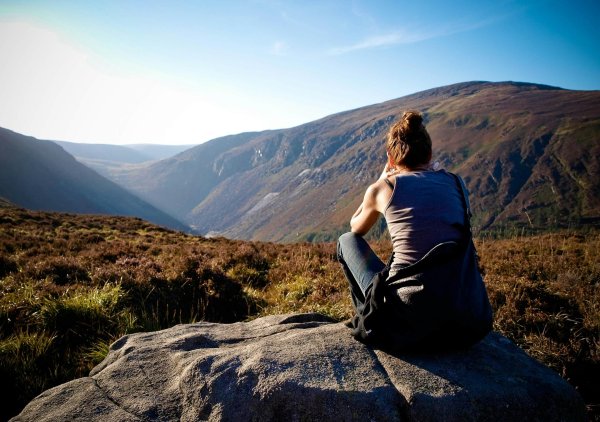 Девушка на горе