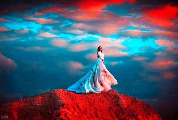 Девушка на горе