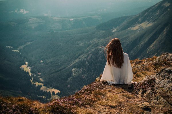 Девушка на горе