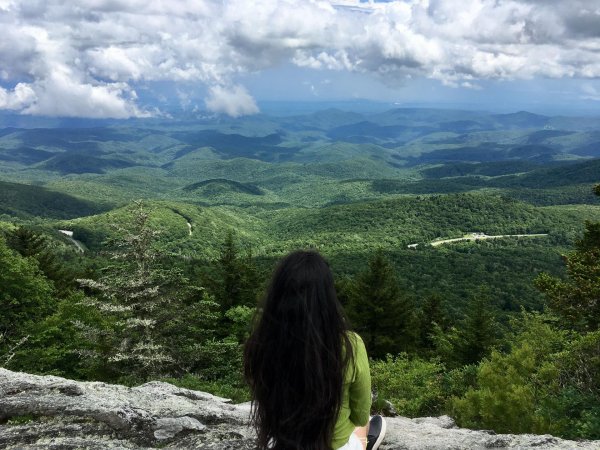 Девушка на горе