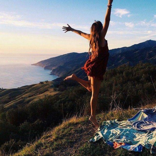 Девушка на горе