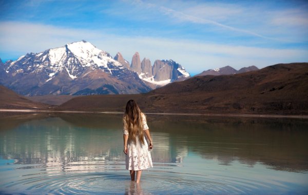 Девушка на горе