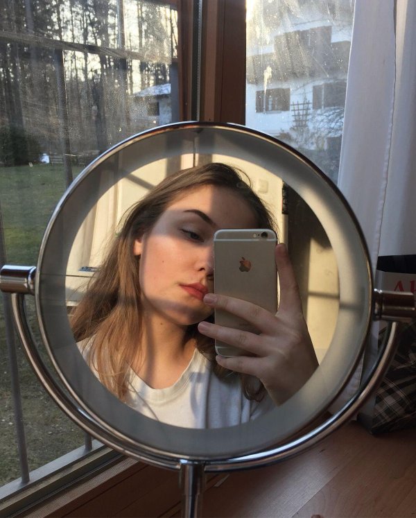 Девушка у зеркала