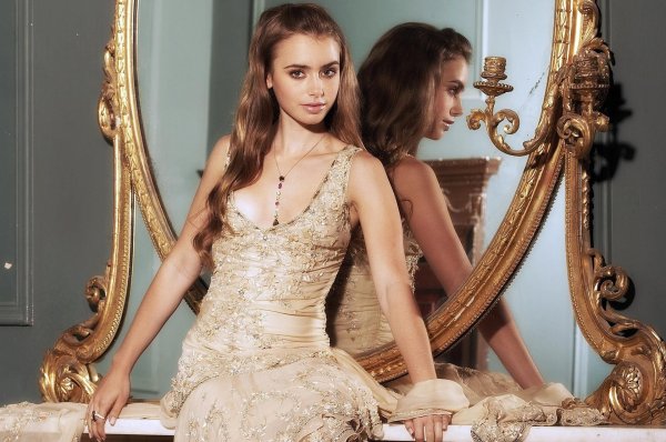 Девушка у зеркала