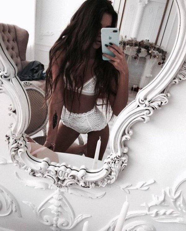 Девушка у зеркала