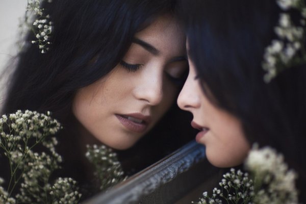 Девушка у зеркала