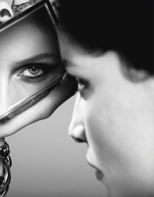 Девушка у зеркала