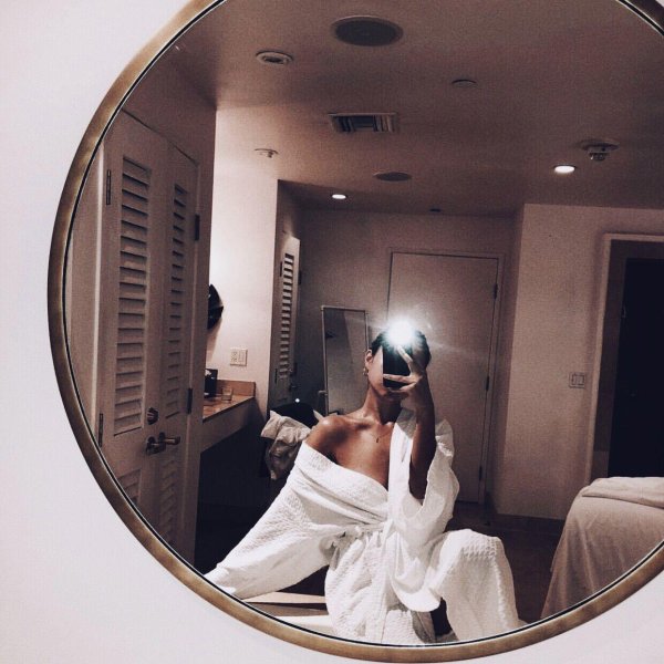 Девушка у зеркала