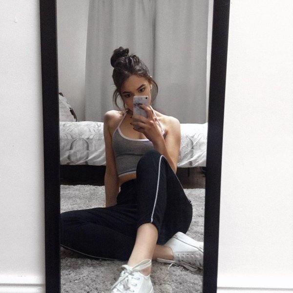 Девушка у зеркала