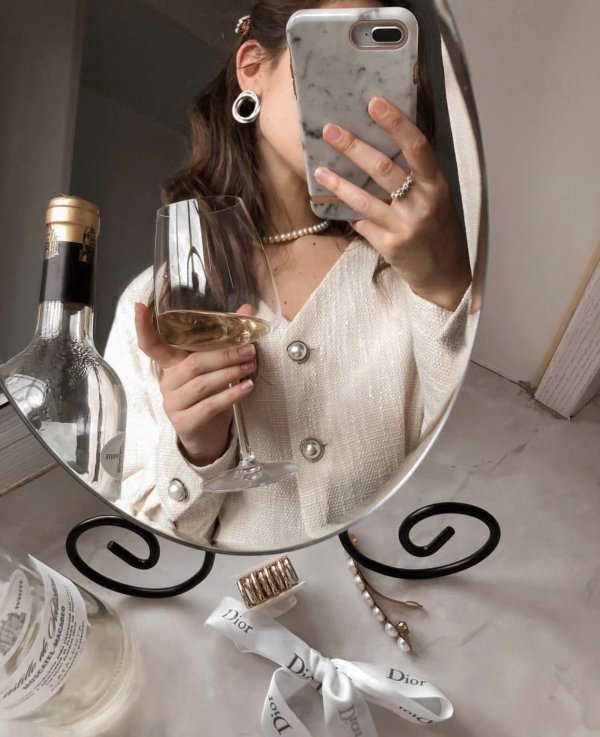 Девушка у зеркала