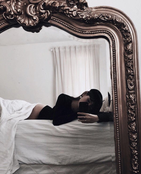 Девушка у зеркала