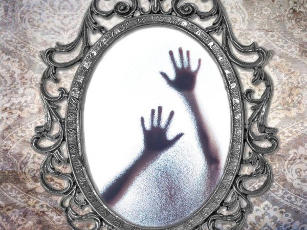 Девушка у зеркала