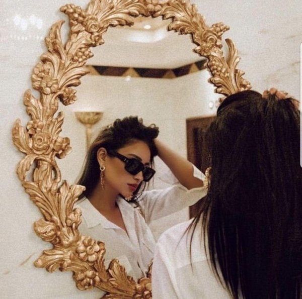 Девушка у зеркала