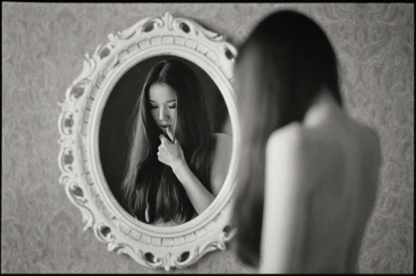 Девушка у зеркала