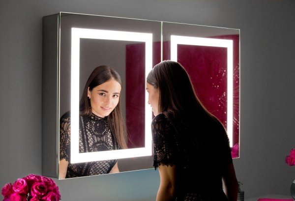 Девушка у зеркала