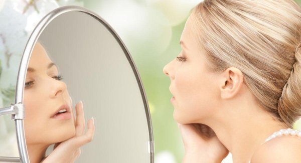 Девушка у зеркала