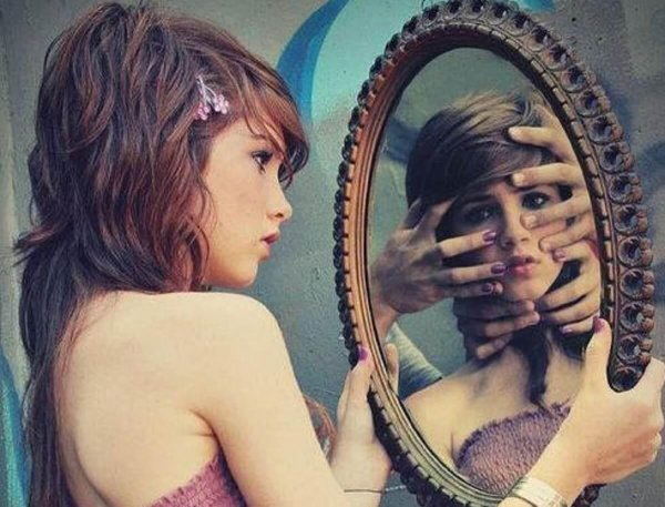 Девушка у зеркала