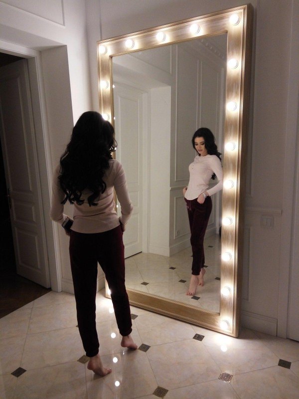 Девушка у зеркала