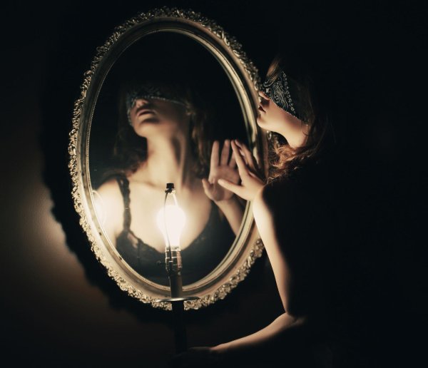 Девушка у зеркала