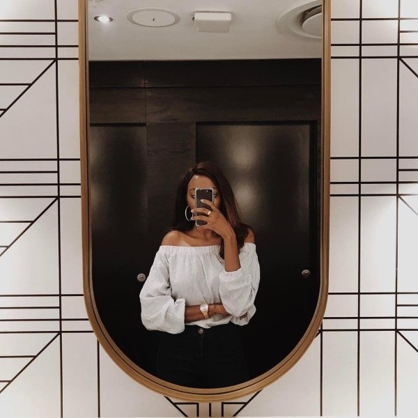 Девушка у зеркала