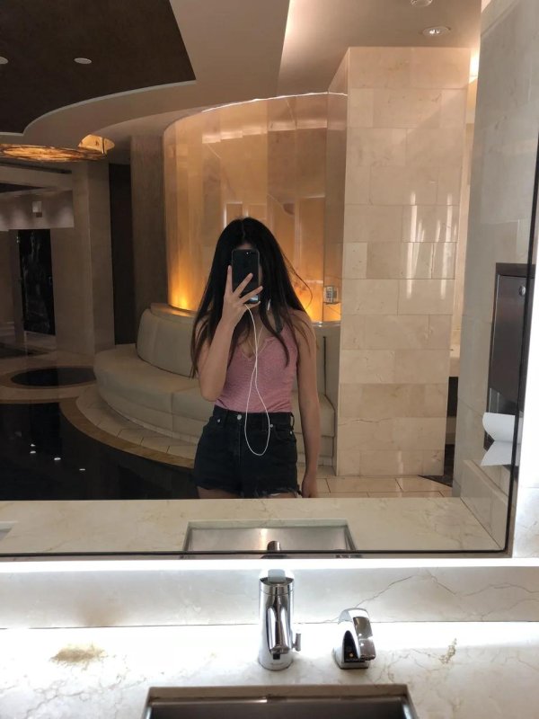 Девушка у зеркала