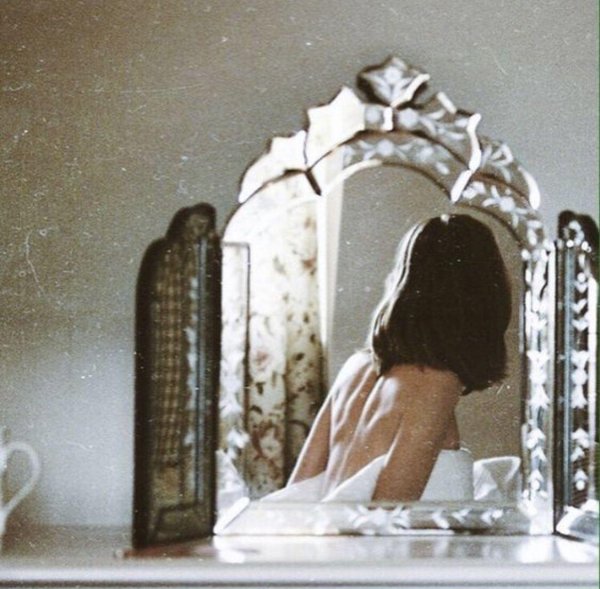 Девушка у зеркала