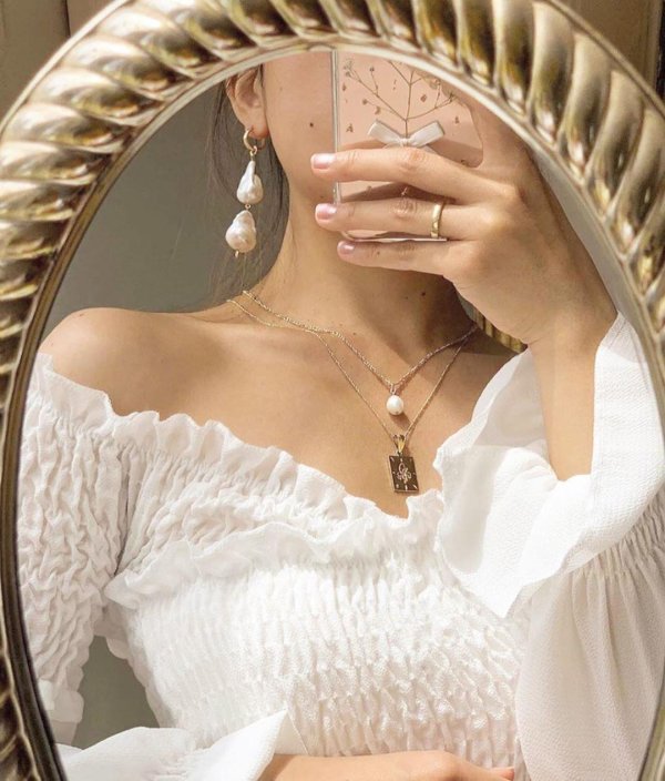 Девушка у зеркала