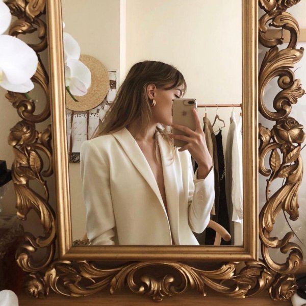 Девушка у зеркала