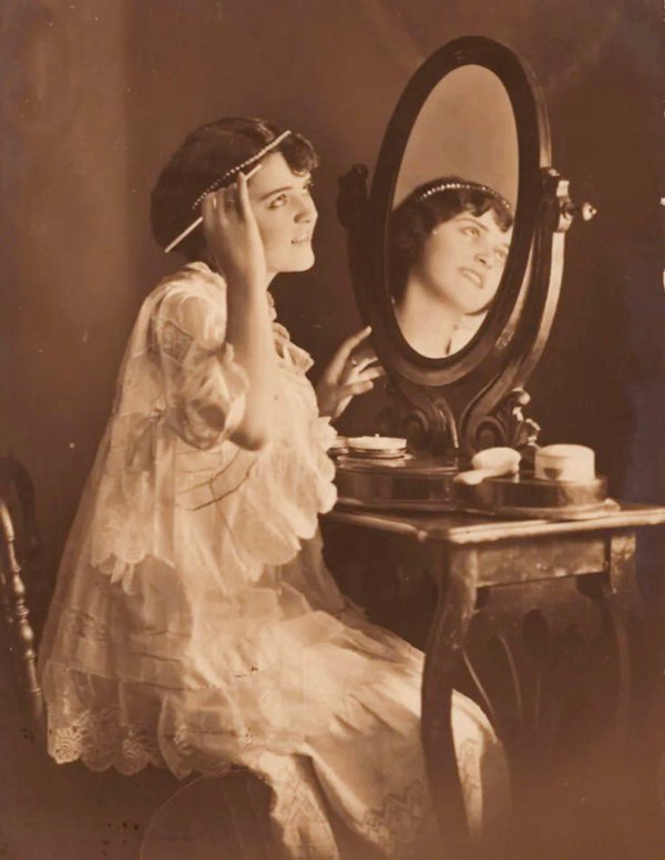 Девушка у зеркала