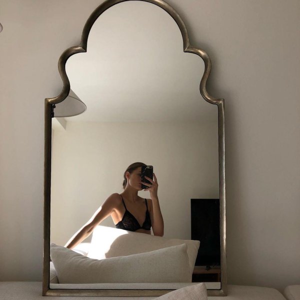 Девушка у зеркала