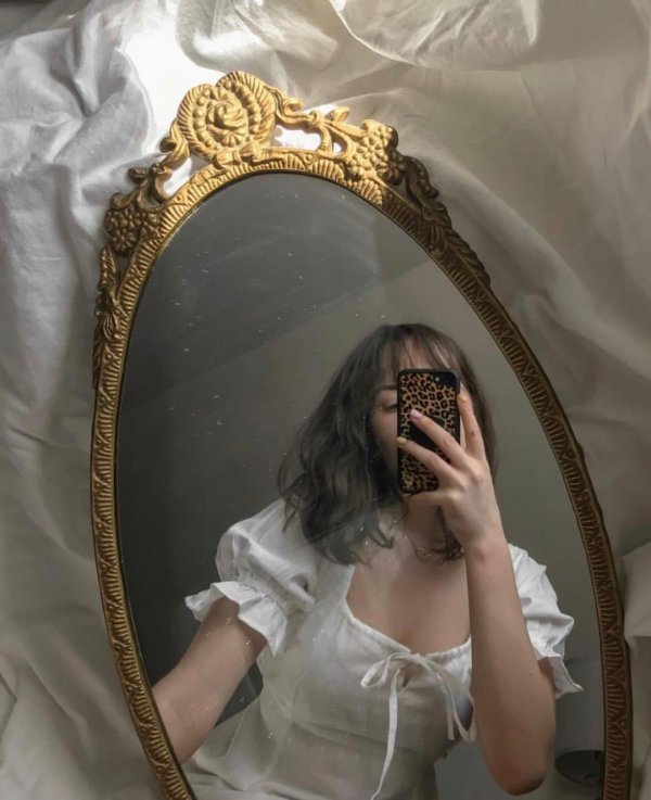 Девушка у зеркала