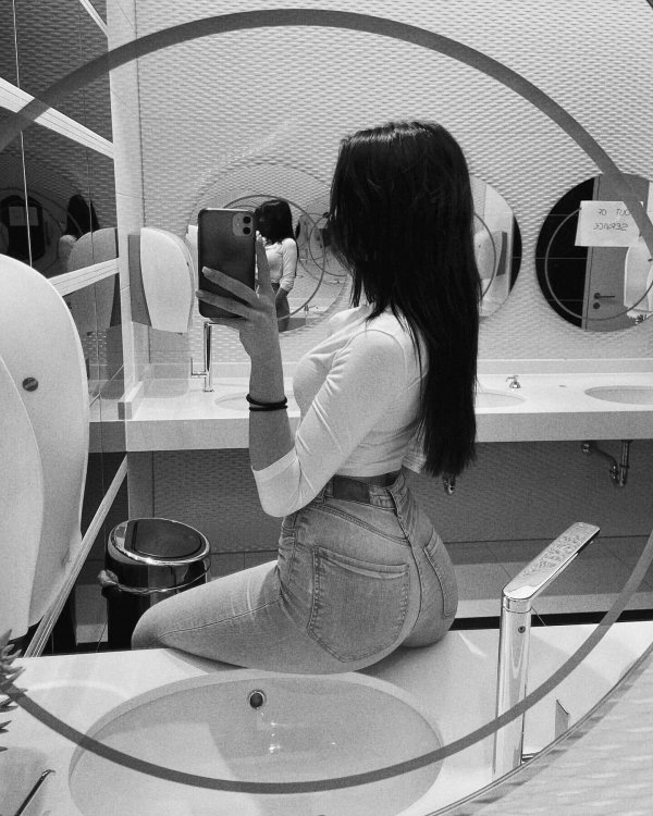 Девушка у зеркала