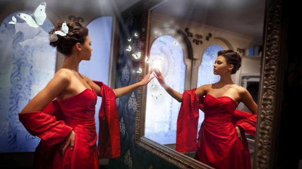 Девушка у зеркала